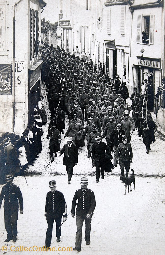 Guerre 14/19 - Prisonniers allemands, escorte par des gendarmes militaria photographies guerre 14 19 prisonniers allemands escorte par des gendarmes