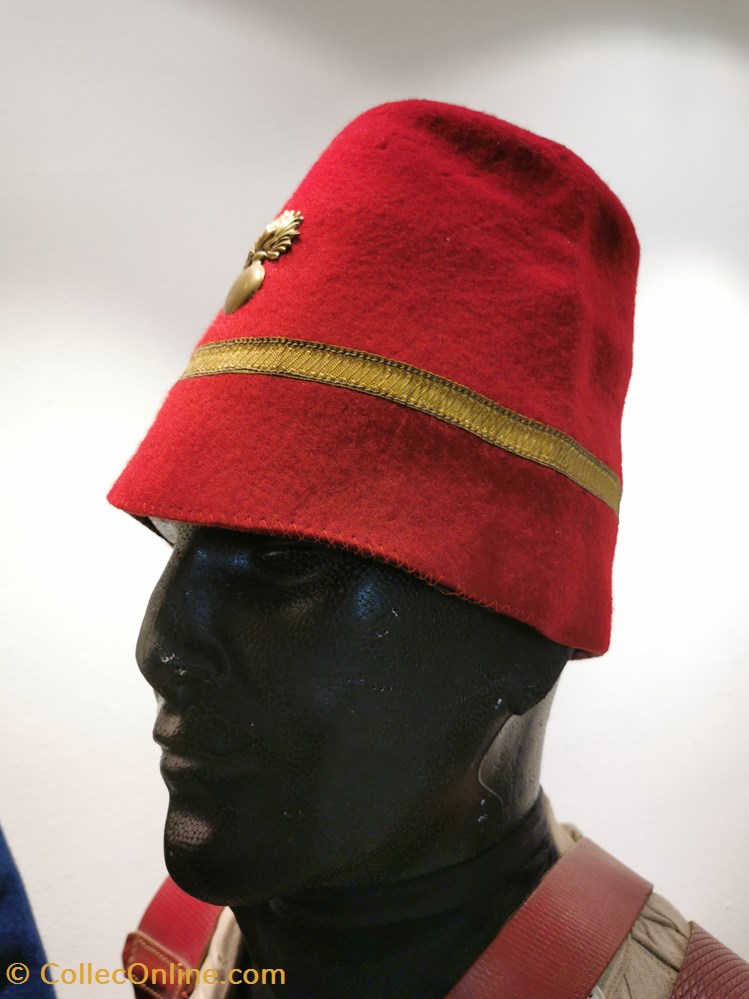 05. 2 militaria casques coiffures 05