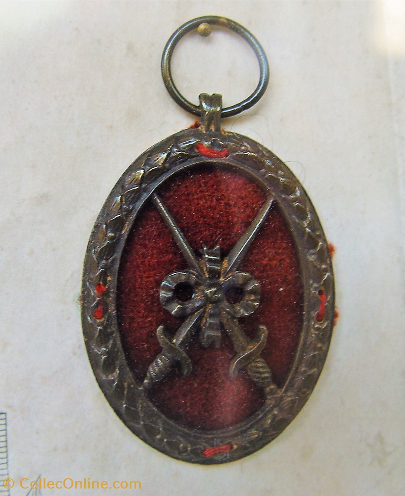 1792 Brevet du Médaillon des deux Epées, avec le Médaillon 2 militaria medailles insignes 1792 brevet du medaillon des deux epees avec le medaillon