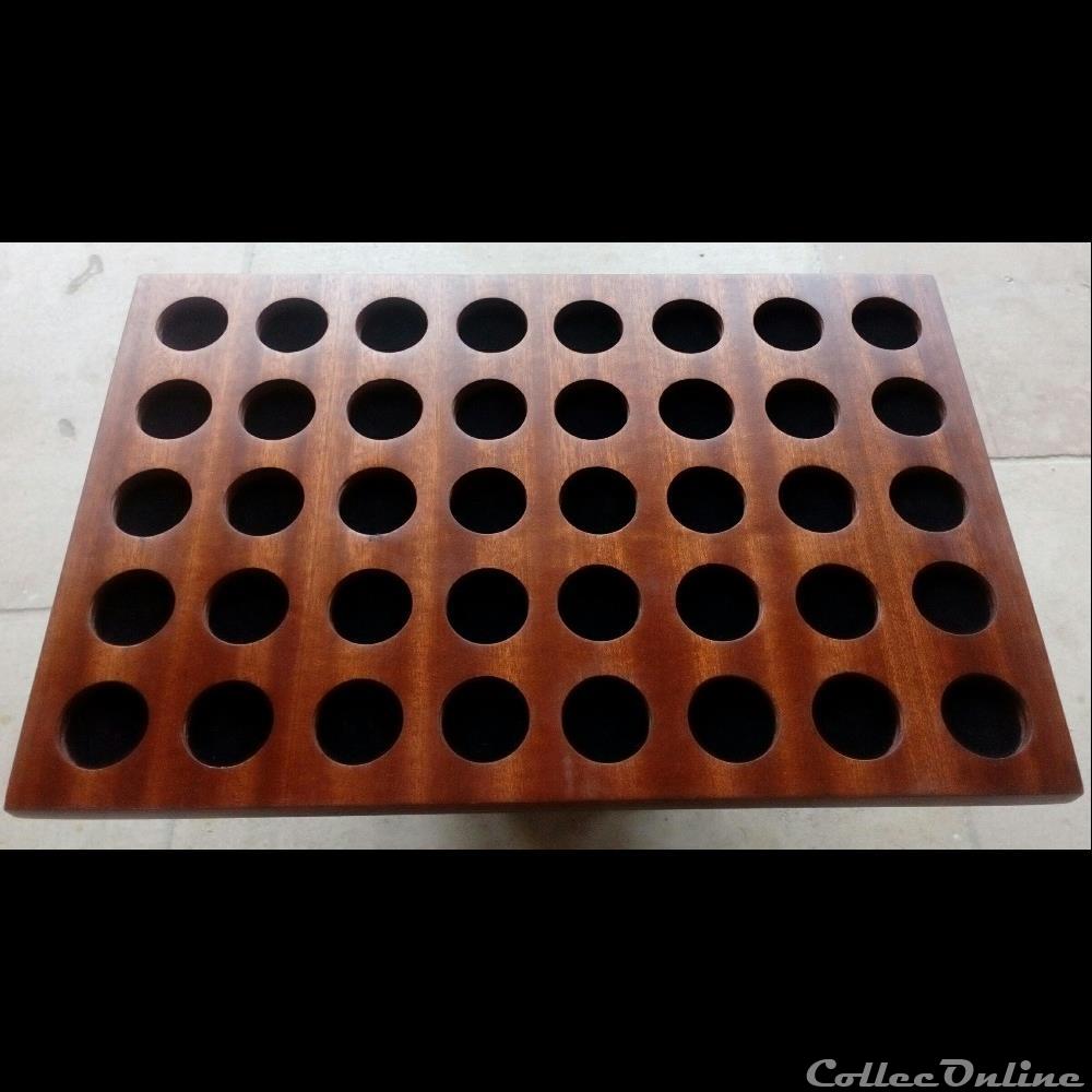2 plateaux médailliers en placage d'acajou 30 x 20, 40 alvéoles de 25 mm monnaies 2 plateaux medailliers en placage acajou 30 x 20 40 alveoles de 25 mm