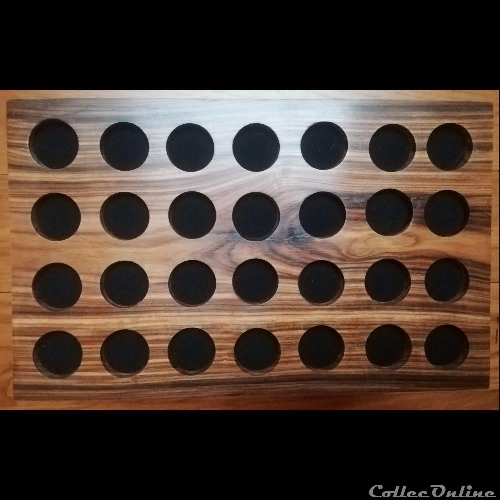 4 plateaux médailliers en bois de rose centenaire 26 x 15,5 cm, 28 alvéoles de 25 mm 3 monnaies 4 plateaux medailliers en bois de rose centenaire 26 x 15 5 cm 28 alveoles de 25 mm