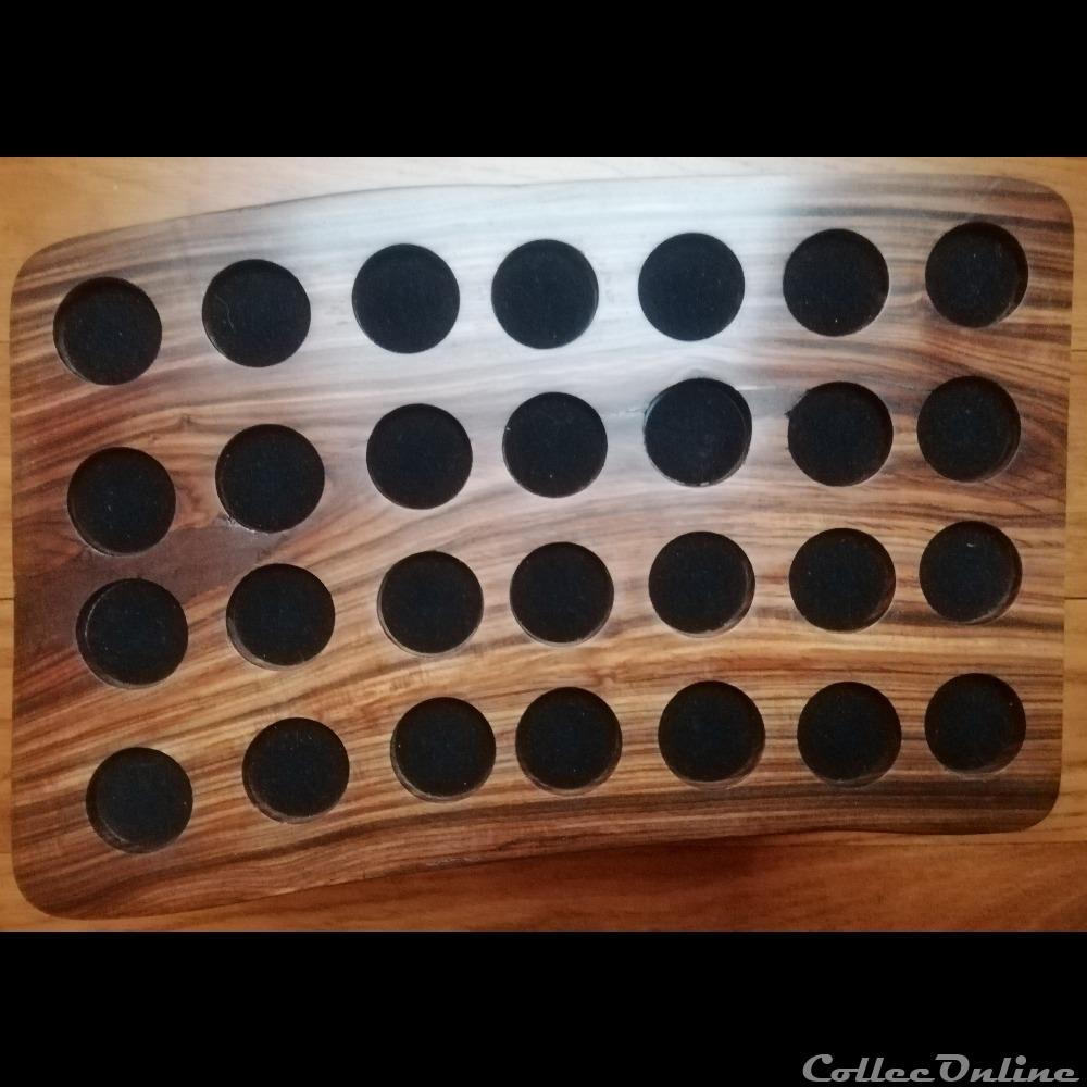 4 plateaux médailliers en bois de rose centenaire 26 x 15,5 cm, 28 alvéoles de 25 mm monnaies 4 plateaux medailliers en bois de rose centenaire 26 x 15 5 cm 28 alveoles de 25 mm