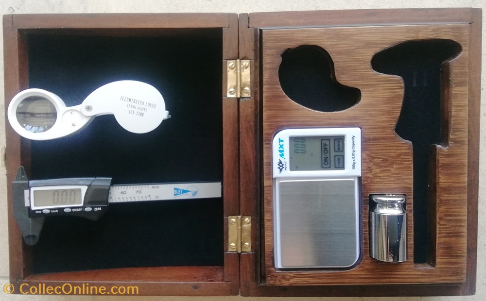 Boîte médaillier "Les outils du parfait numismate" 3 monnaies boite medaillier les outils du parfait numismate
