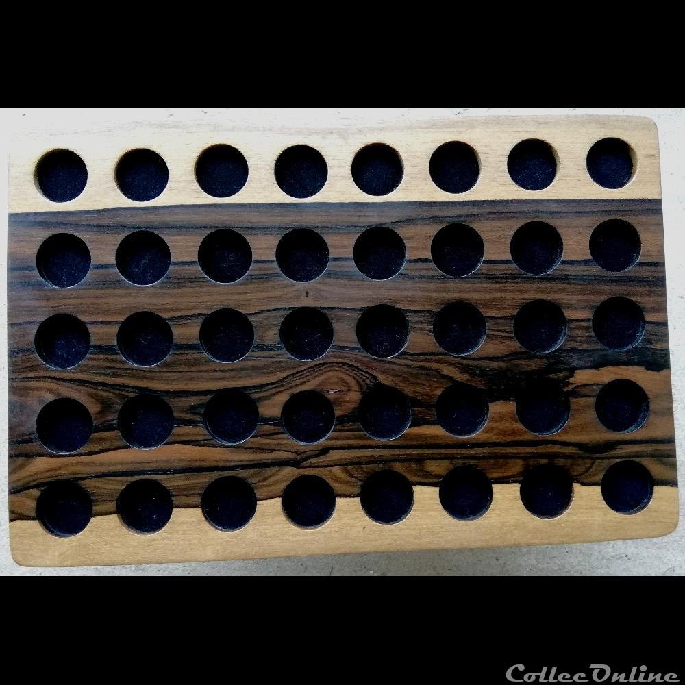 5 plateaux médailliers en Ziricote 30 x 20 cm , 40 alvéoles de 25 mm 4 monnaies 5 plateaux medailliers en ziricote 30 x 20 cm 40 alveoles de 25 mm