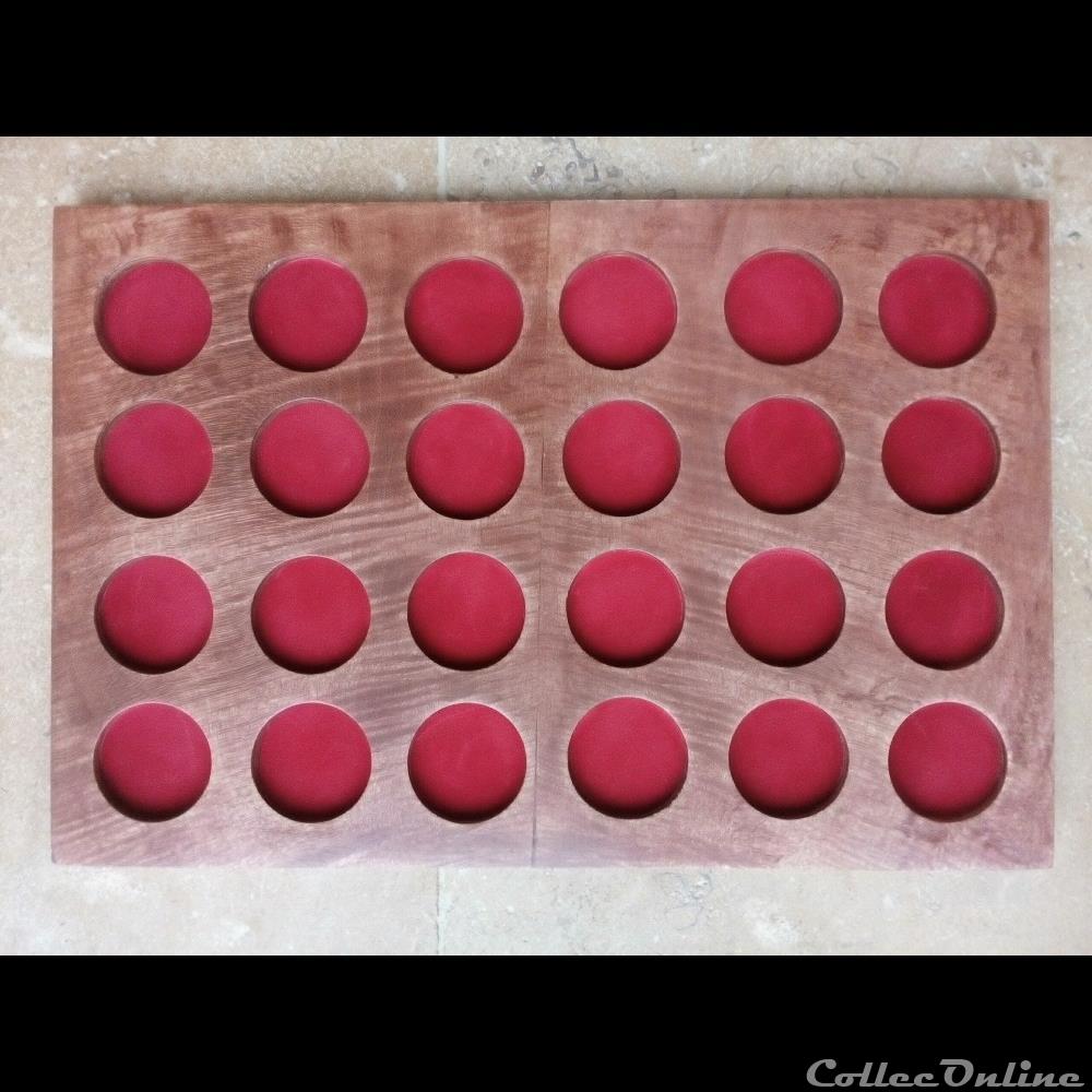 Médaillier en placage de ( bois de rose..??) 30 x 20, 24 alvéoles de 35 mm monnaies medaillier en placage de bois de rose 30 x 20 24 alveoles de 35 mm