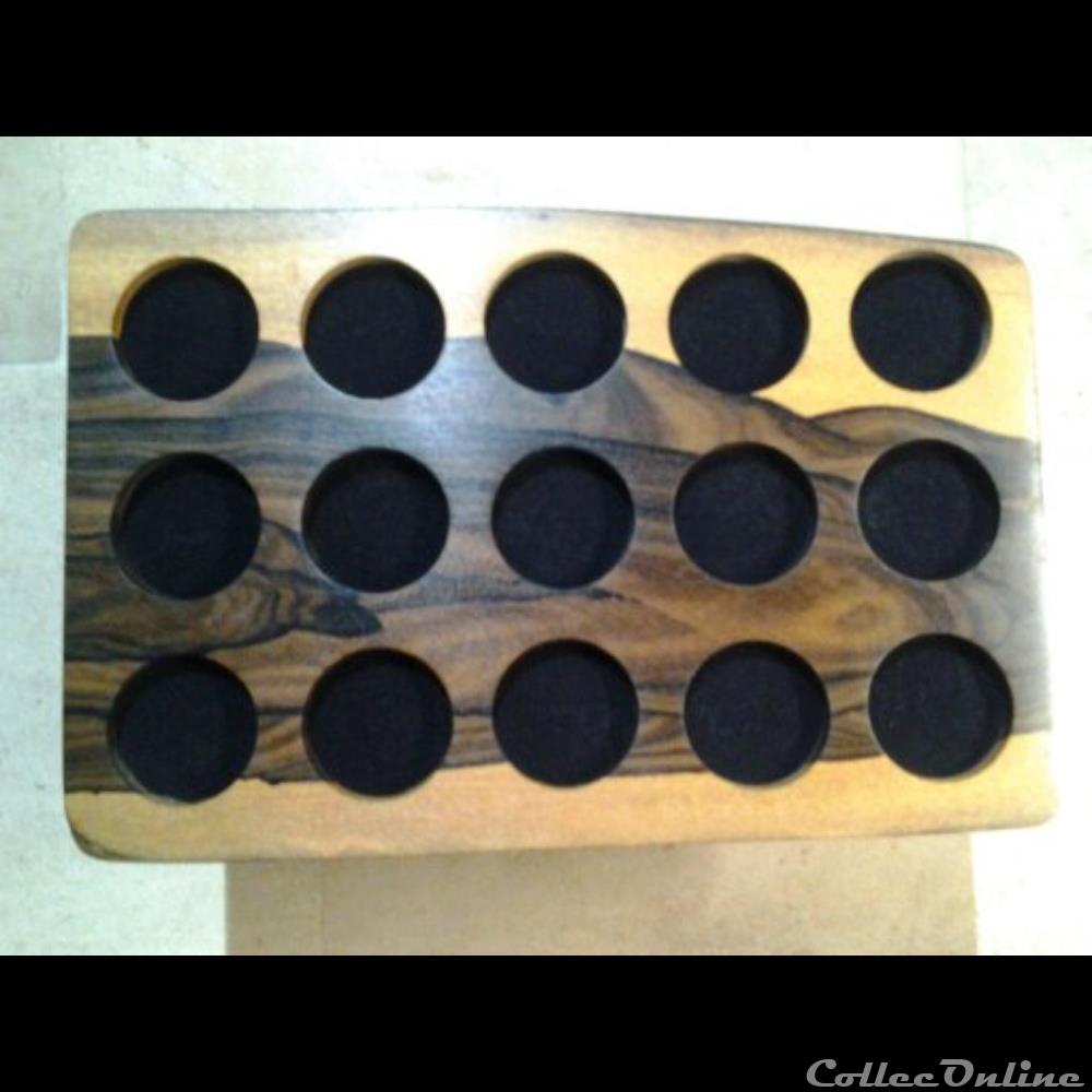 2 plateaux médailliers en Ziricote "live edge" 30 x 20 cm environ, 15 alvéoles de 45 mm 3 monnaies 2 plateaux medailliers en ziricote live edge 30 x 20 cm environ 15 alveoles de 45 mm