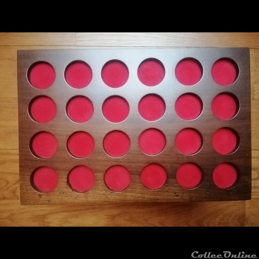 4 plateaux médailliers en Noyer de France ancien 30x20 cm, 24 alvéoles de 35mm 5 monnaies 4 plateaux medailliers en noyer de france ancien 30x20 cm 24 alveoles de 35mm