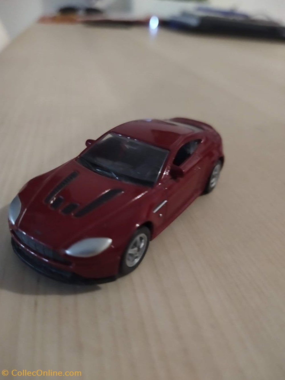 Aston Martin V12 Vantage modeles reduits voitures aston martin v12 vantage