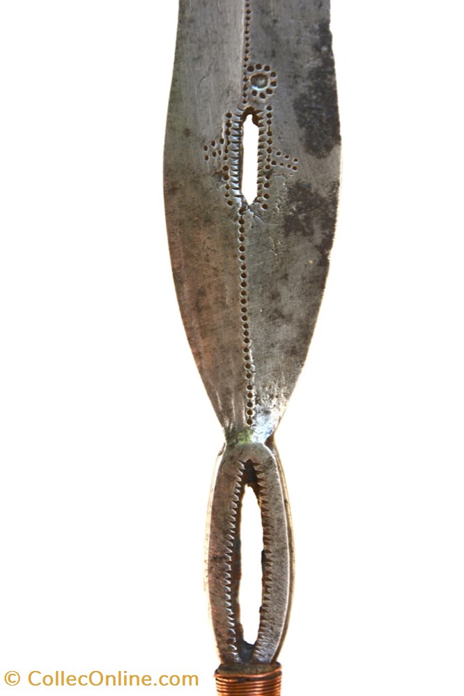 Yakoma Ngondi 001 3 art antiquite africain arme yakoma ngondi 001