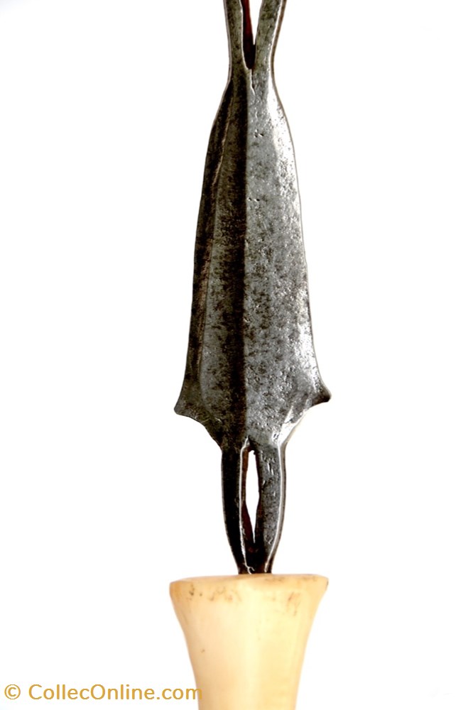 Yakoma 002 5 art antiquite africain arme yakoma 002
