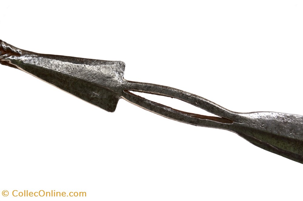 Yakoma 002 4 art antiquite africain arme yakoma 002