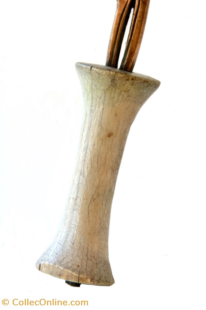 Yakoma 002 5 art antiquite africain arme yakoma 002