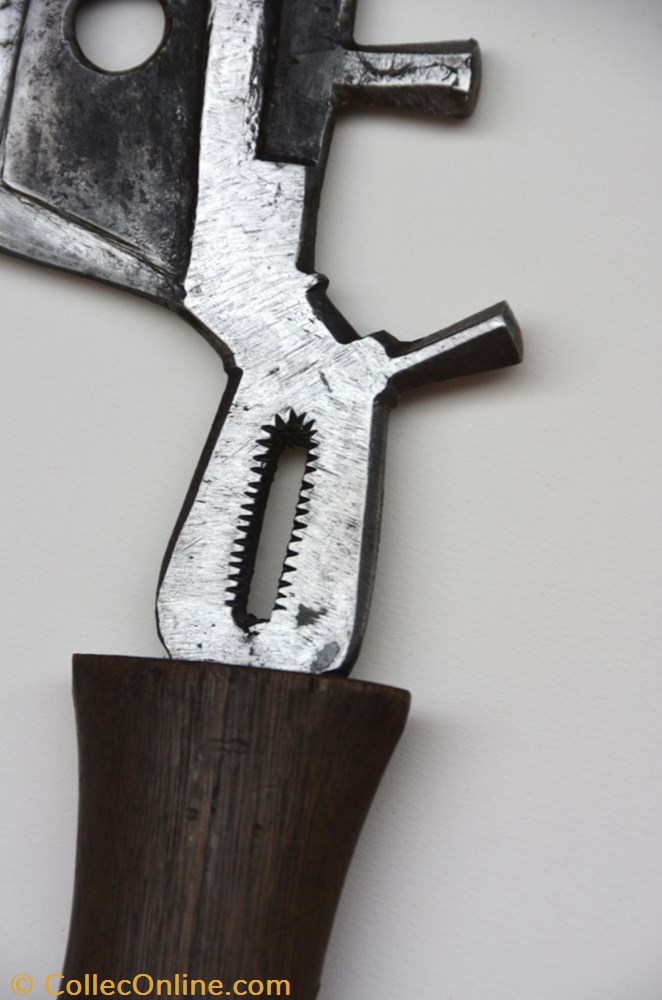 Mangbetu** D 002 4 art antiquite africain arme mangbetu d 002
