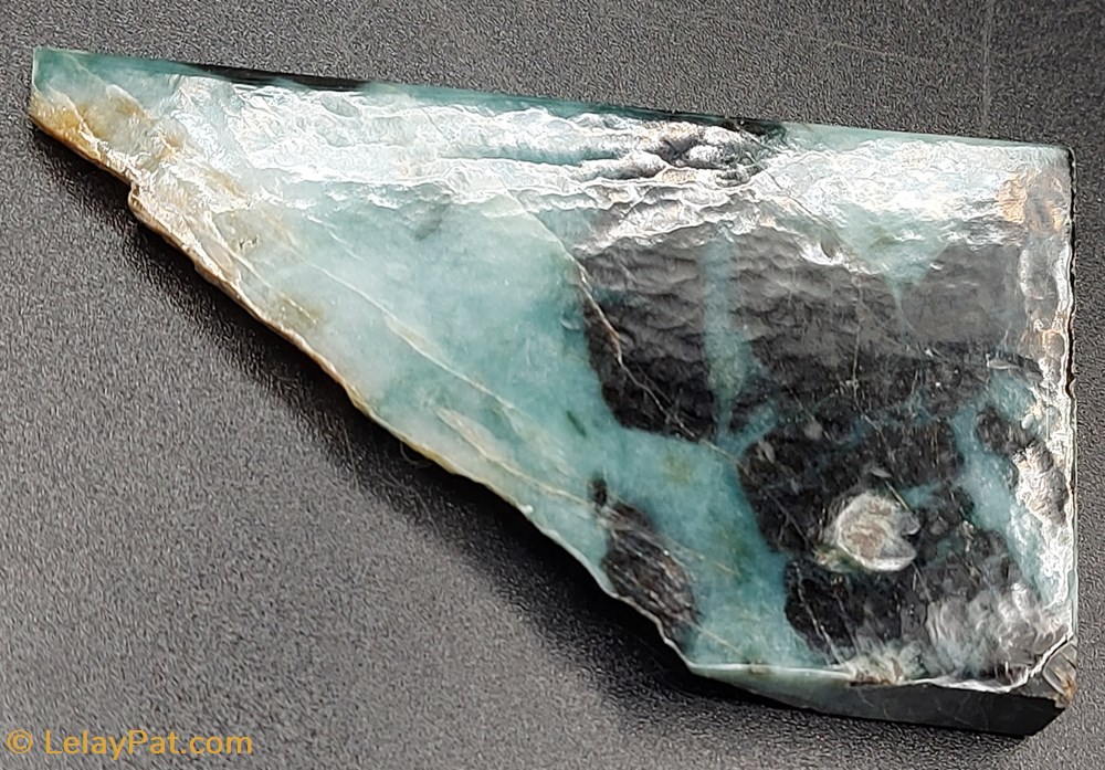 Jade bleu-vert et noir mineraux meteorites jade bleu vert et noir