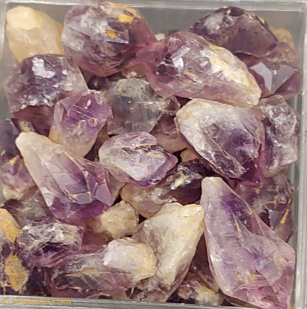 mineraux meteorites amethyste quartz violet en cristaux