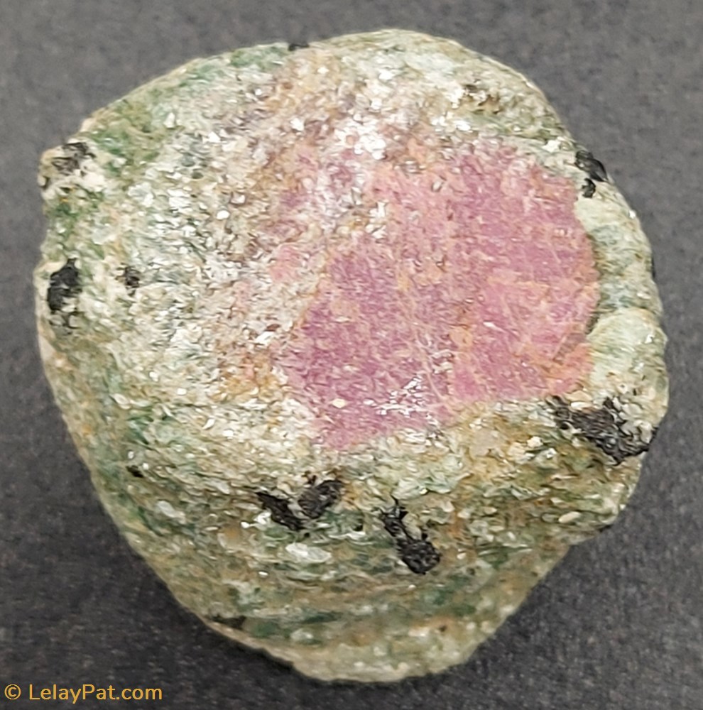 mineraux meteorites corindon rubis dans sa gangue de fuschite