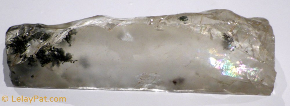 Cristal de quartz avec inclusion de rutiles et manganèse 3 mineraux meteorites cristal de quartz avec inclusion de rutiles et manganese