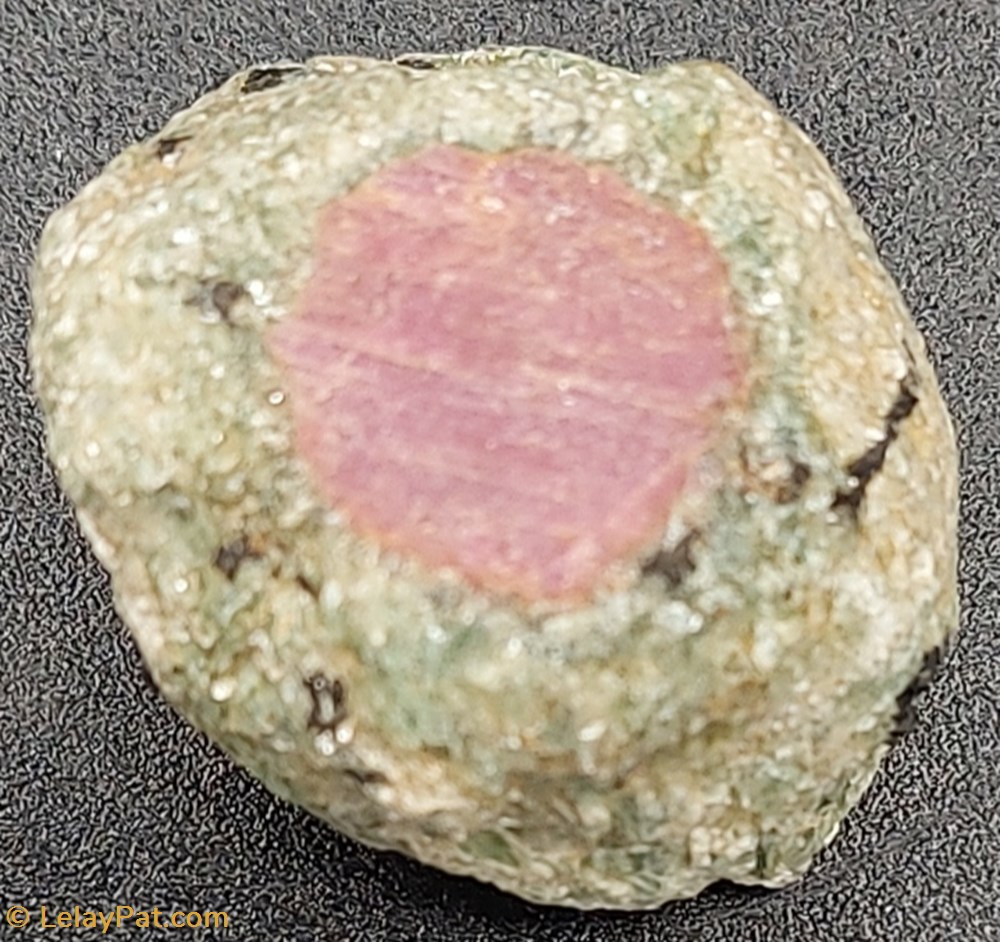 mineraux meteorites corindon rubis dans sa gangue de fuschite