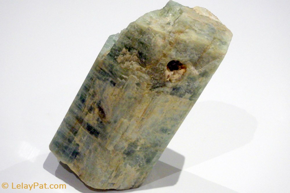 Béryl Bleu (Cristal géant) mineraux meteorites beryl bleu cristal geant