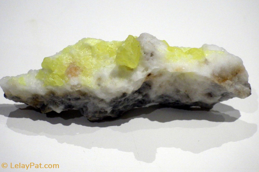 Soufre (cristaux) 2 mineraux meteorites soufre cristaux