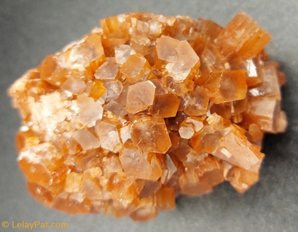 Aragonite (boule de cristaux) mineraux meteorites aragonite boule de cristaux