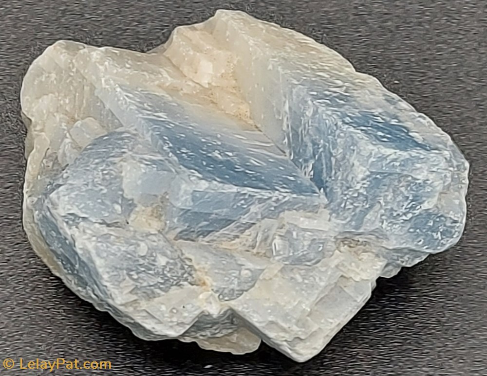 Calcite bicolore (Blanche et bleue) mineraux meteorites calcite bicolore blanche et bleue