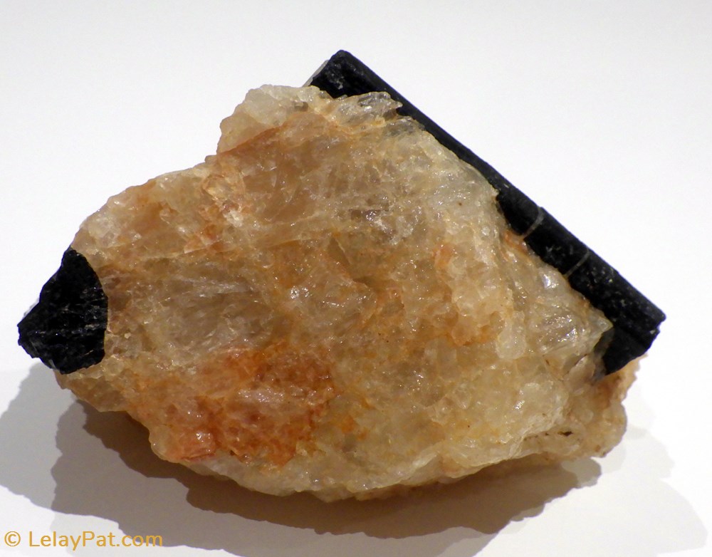 mineraux meteorites groupe tourmaline noire sur quartz