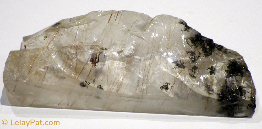 Cristal de quartz avec inclusion de rutiles et manganèse 2 mineraux meteorites cristal de quartz avec inclusion de rutiles et manganese
