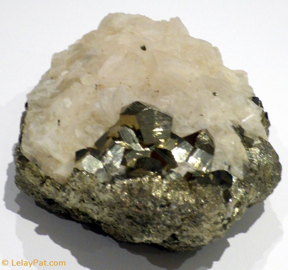 Pyrite de fer avec Calcite 2 mineraux meteorites pyrite de fer avec calcite