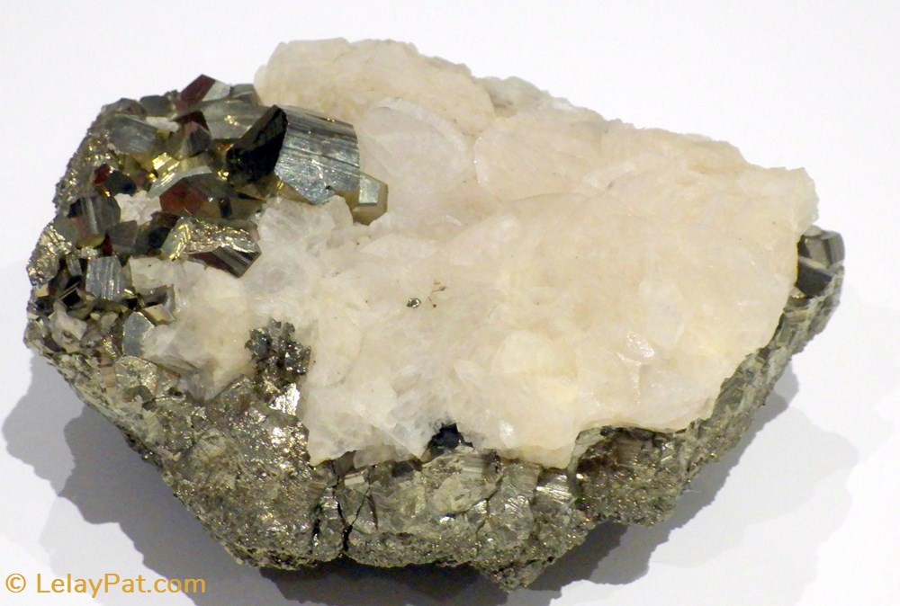 Pyrite de fer avec Calcite mineraux meteorites pyrite de fer avec calcite