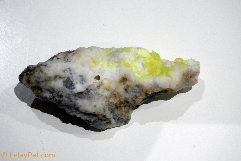 Soufre (cristaux) 3 mineraux meteorites soufre cristaux