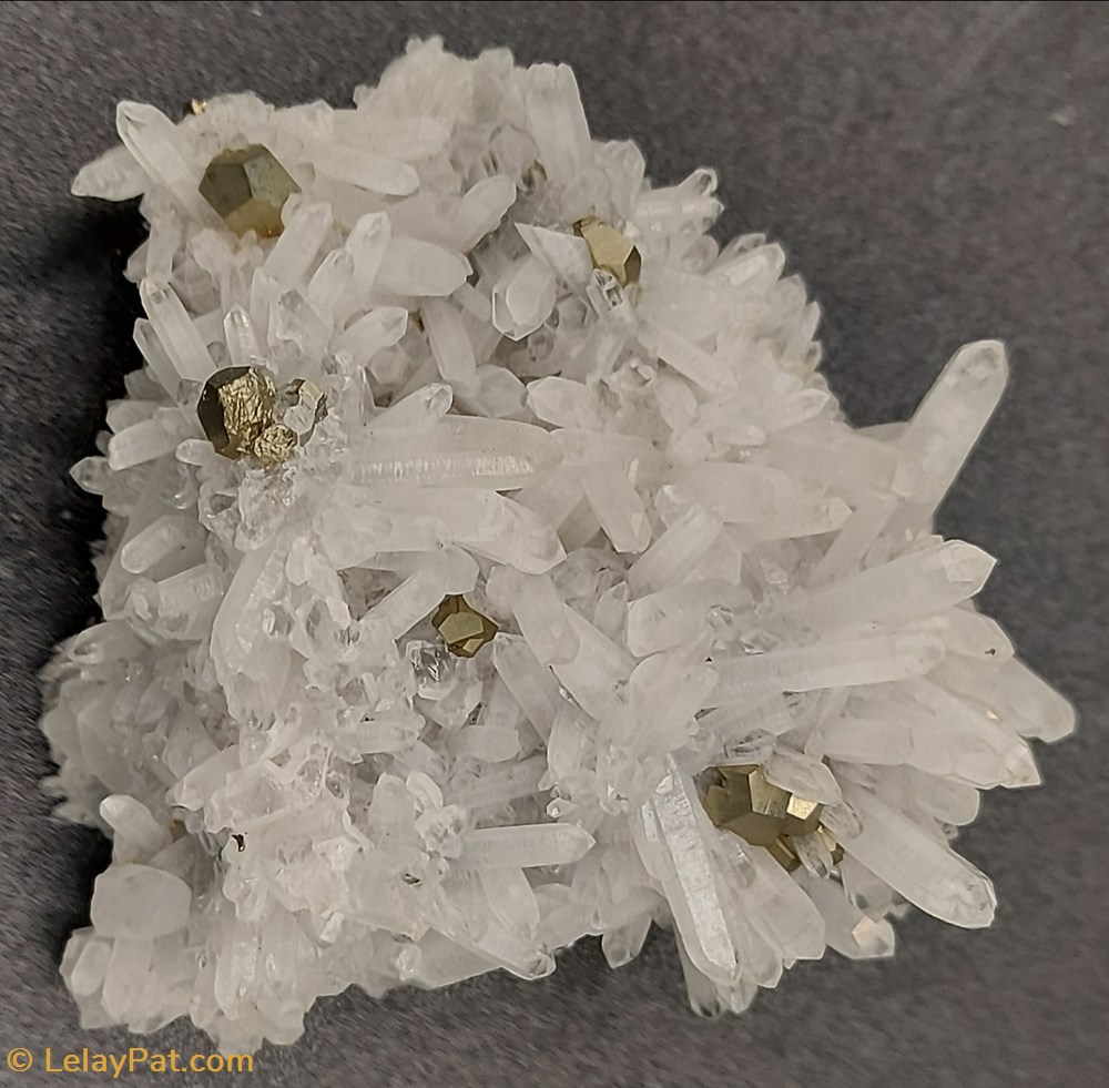 Pyrite (cristaux) sur buisson de Quartz mineraux meteorites pyrite cristaux sur buisson de quartz