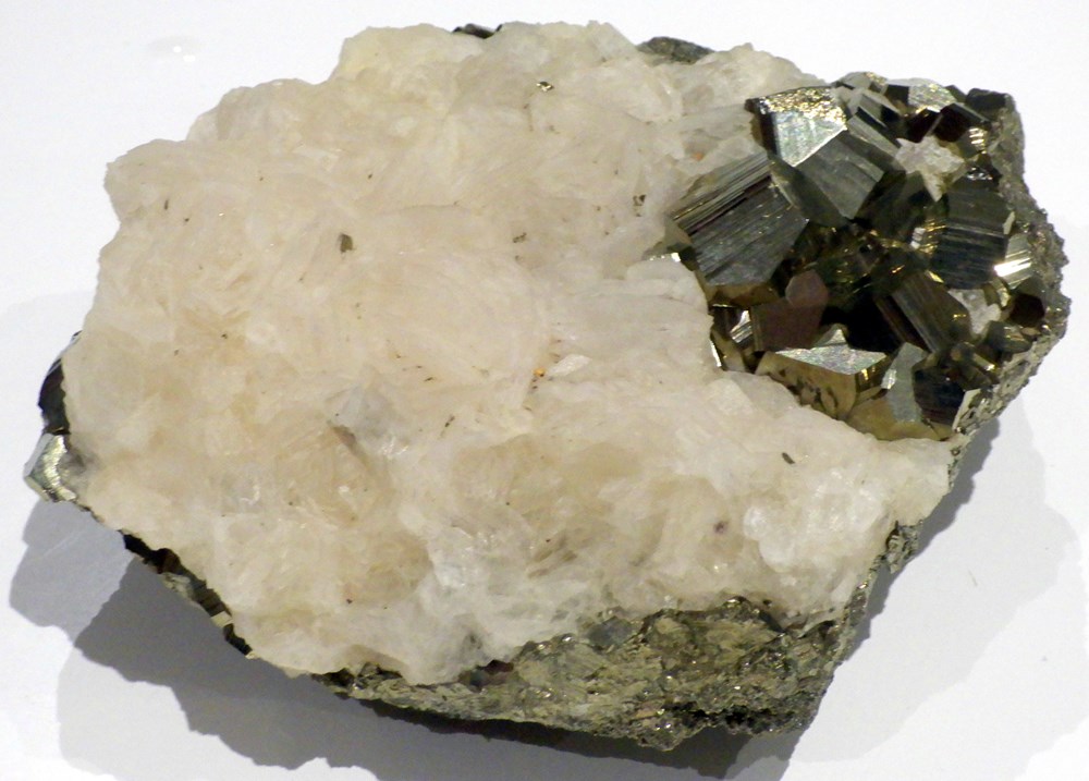 Pyrite de fer avec Calcite 3 mineraux meteorites pyrite de fer avec calcite