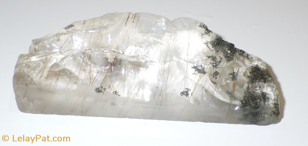 Cristal de quartz avec inclusion de rutiles et manganèse mineraux meteorites cristal de quartz avec inclusion de rutiles et manganese