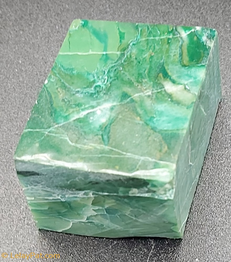 Jade Thaïlande vert foncé mineraux meteorite jade thailande vert fonce