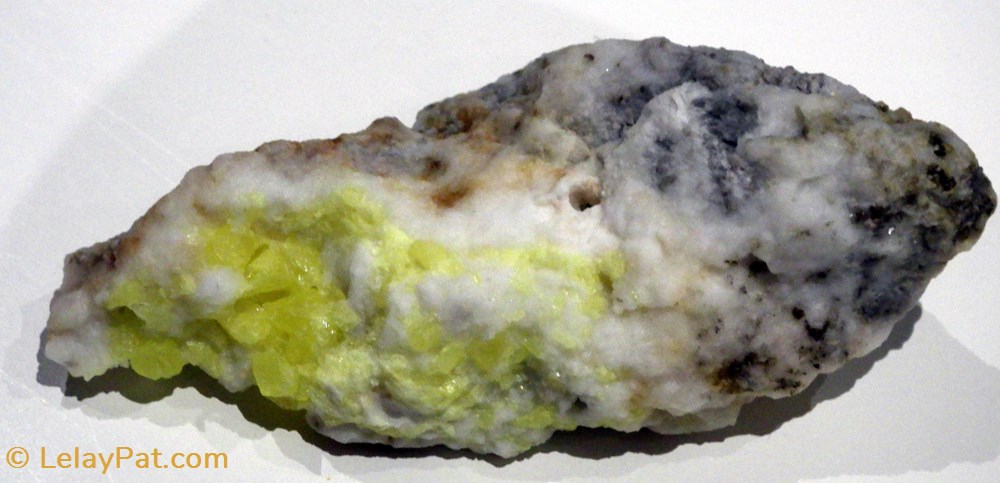 Soufre (cristaux) 4 mineraux meteorites soufre cristaux