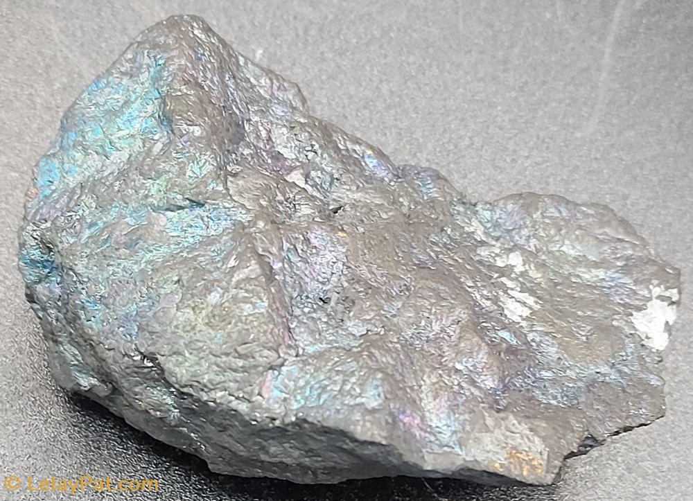 Bornite (Erubescite) mineraux meteorite bornite erubescite
