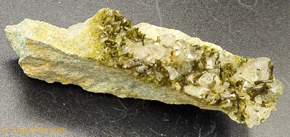 mineraux meteorite epidote et cristaux de quartz