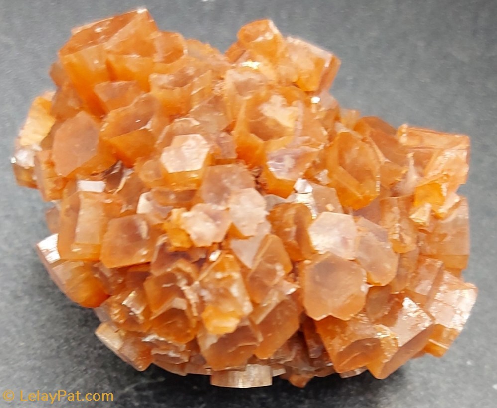 Aragonite (boule de cristaux) mineraux meteorites aragonite boule de cristaux