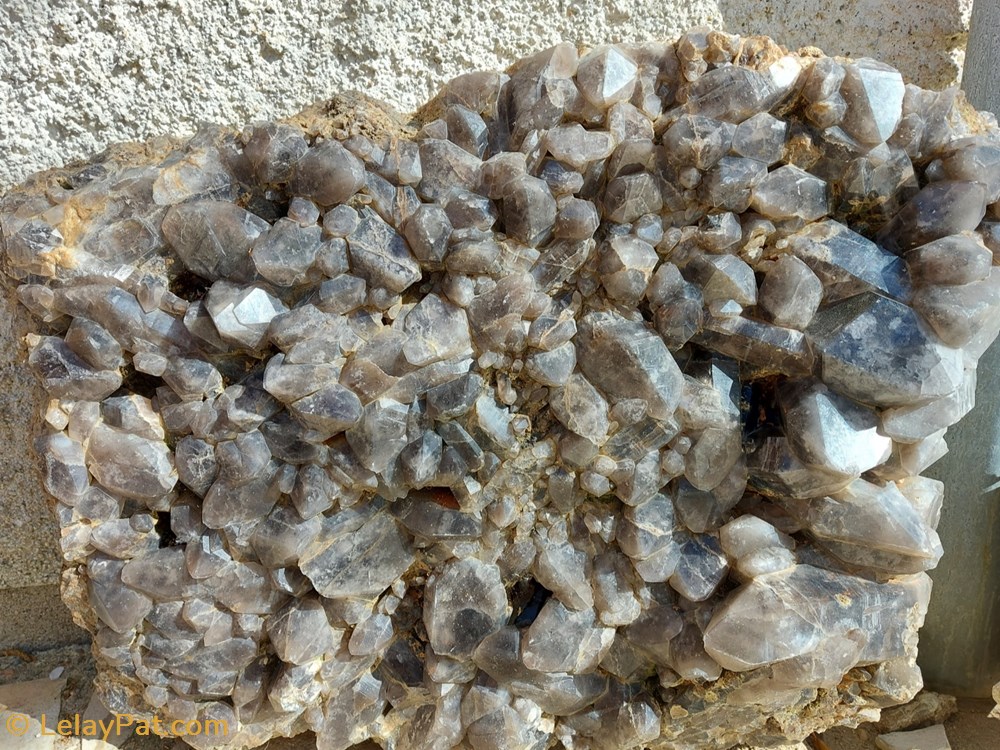Quartz fumé : Plaque de 80 kilogrammes mineraux meteorites quartz fume plaque de 80 kilogrammes
