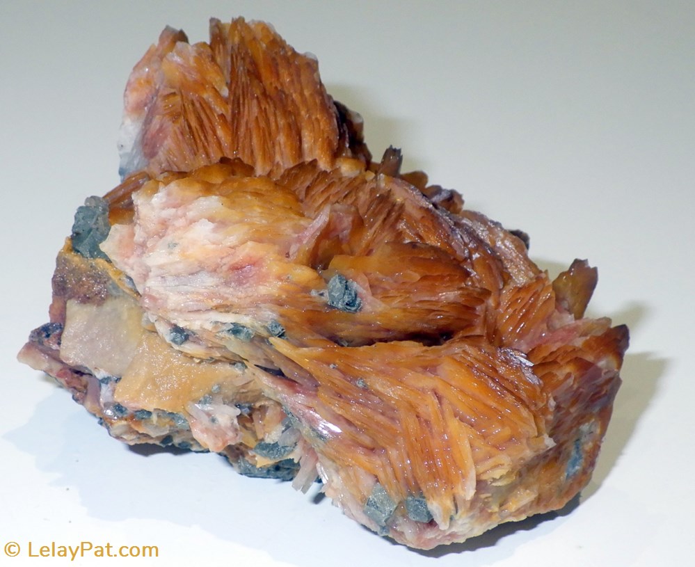 Vanadinite sur Barytine 3 mineraux meteorites vanadinite sur barytine