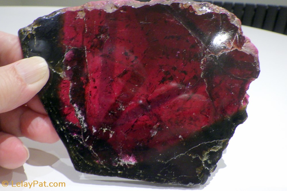 mineraux meteorites groupe tourmaline en plaque geante