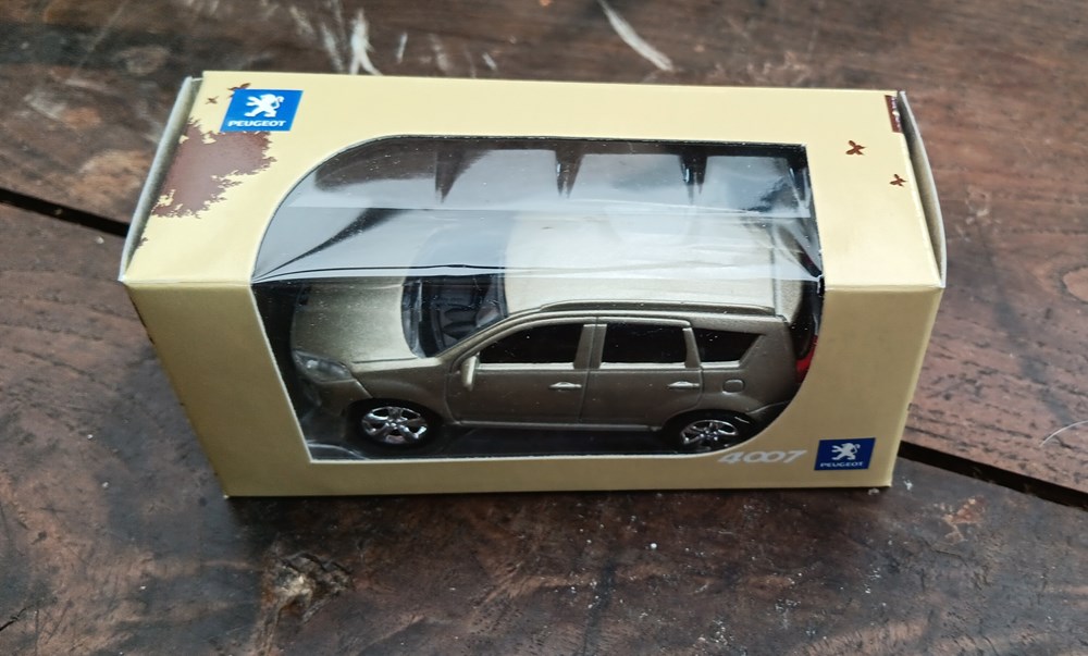 modeles reduits voitures peugeot 4007