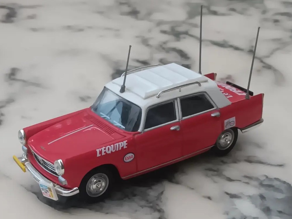 Caravane du Tour de France - N°1 - Peugeot 404 "Directeur de course" modeles reduits voitures caravane du tour de france n 1 peugeot 404 directeur de course