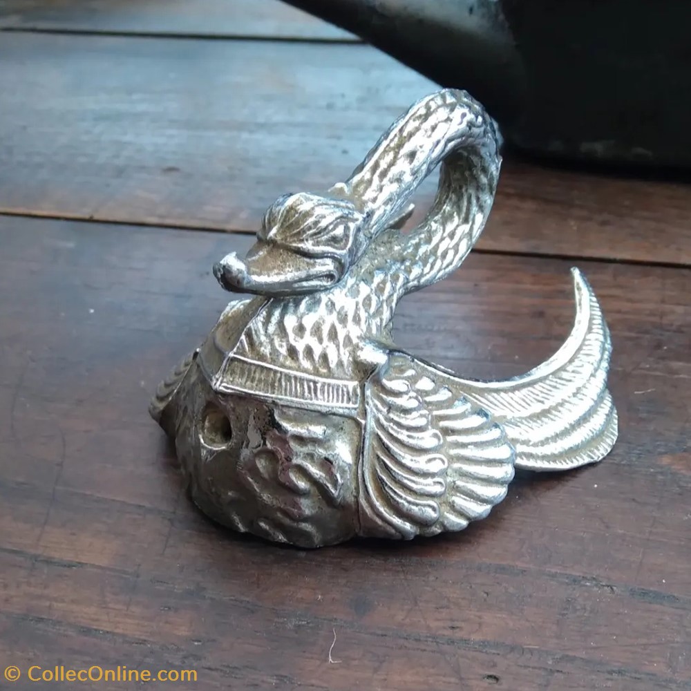 transports voiture mascotte automobile cygne