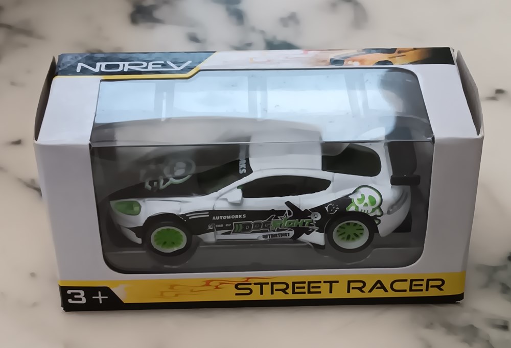modeles reduits voitures aston martin dbr9 dog fight