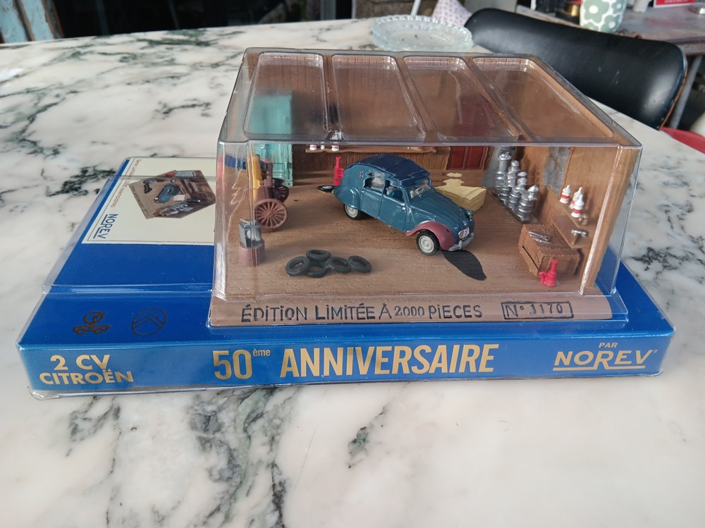 Diorama Citroën 2CV modeles reduits voitures diorama citroen 2cv