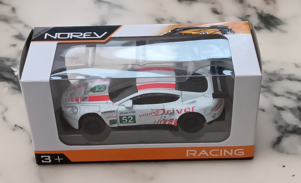 modeles reduits voitures aston martin dbr9