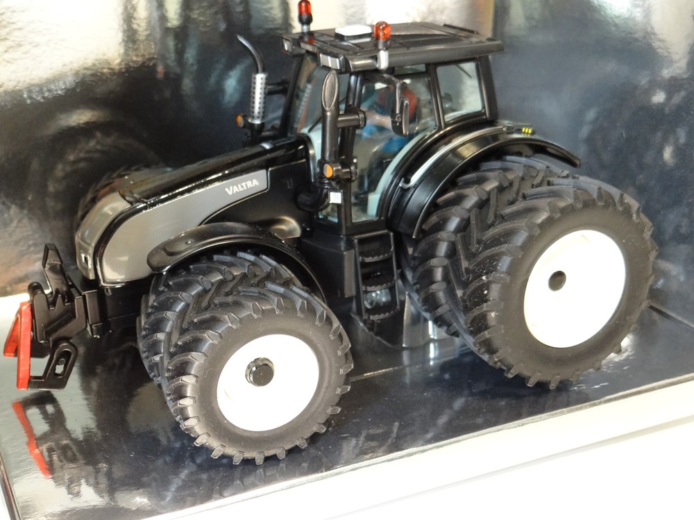 Siku BL3268 - Tracteur Valtra T191 Blackline - OUI - X modeles reduits vehicules agricoles siku bl3268 tracteur valtra t191 blackline oui x