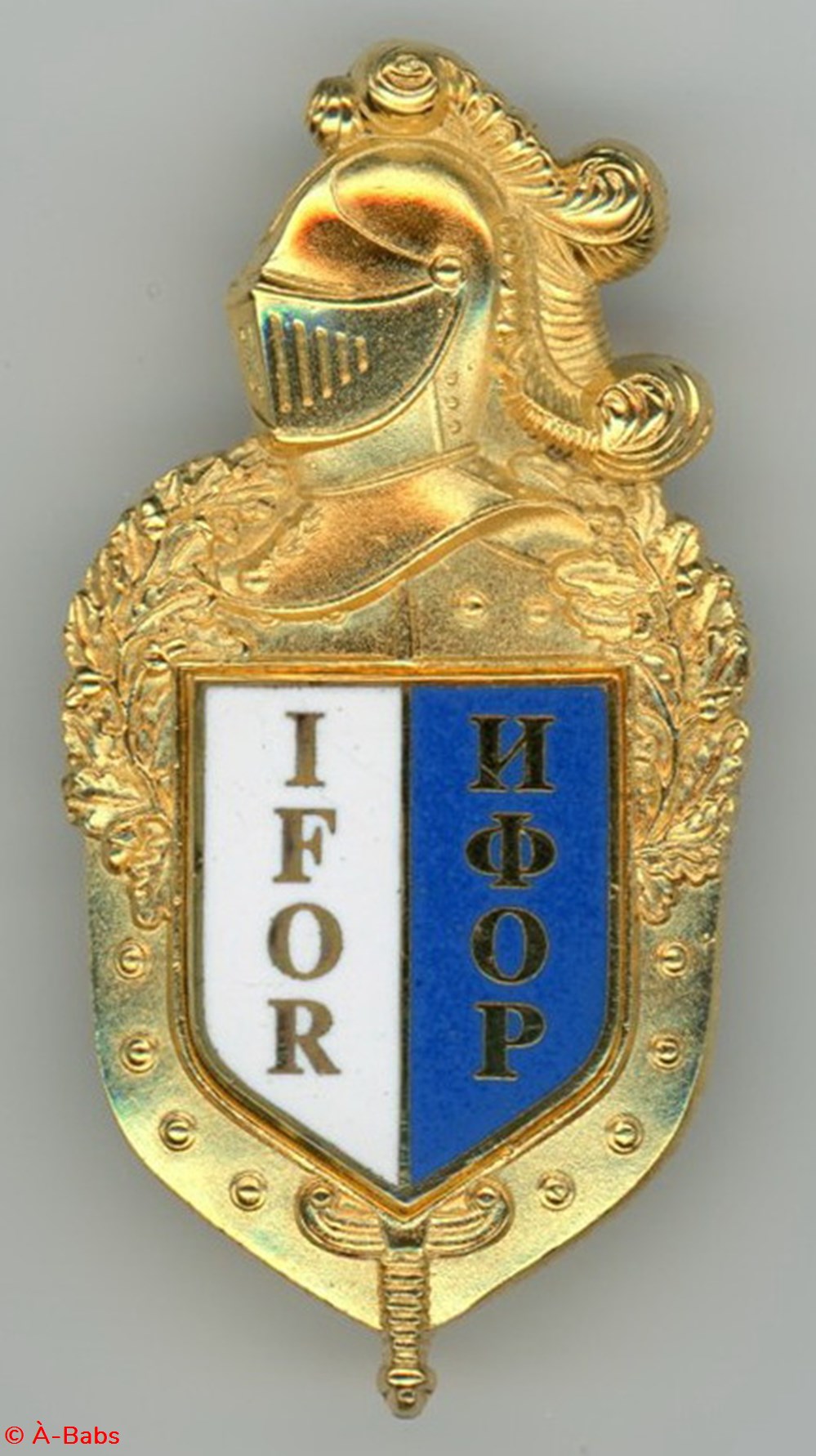Insigne Gendarmerie - Légion Gendarmerie IFOR KFOR militaria medailles insignes insigne gendarmerie legion gendarmerie ifor kfor